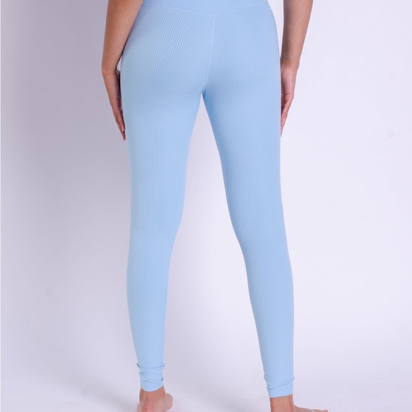 Girlfriend collective rib set in light blue - Picture 3 of 8